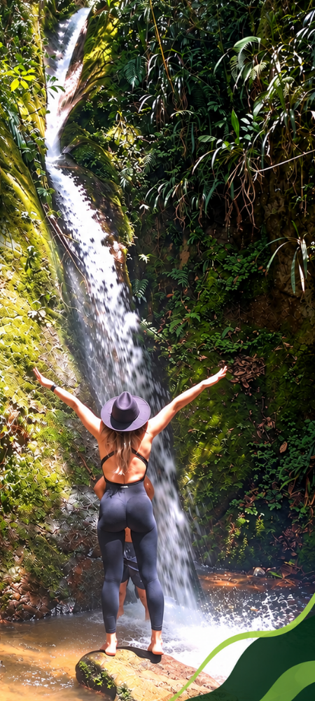 Viajera frente a una cascada